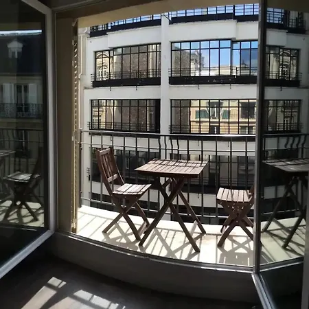 Steps Away From The Arc De Triomphe - Prime Location